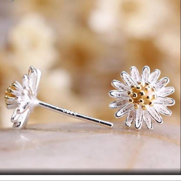 DAINTY DAISY FLOWER POST EARRINGS #347 - Picture 2 of 3